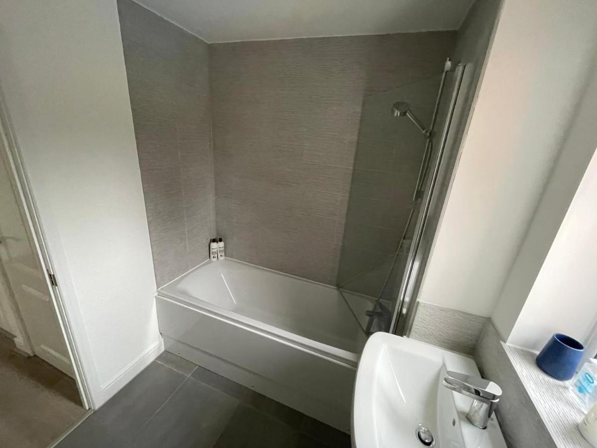 Modern Room With Huge Bed - Walk To City Centre! Manchester Exterior photo